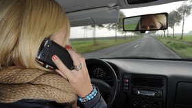 Nový výzkum vyvrací tvrzení, že telefonování za jízdy zvyšuje riziko autonehody.