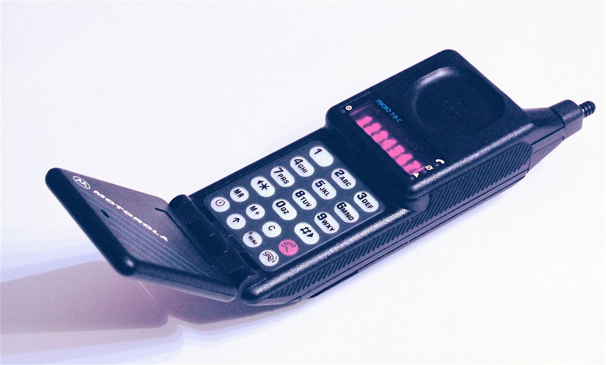 1989: Motorola MicroTAC 9800X Přístroj, který se vešel do kapsy u košile. Měl sklapovací design.