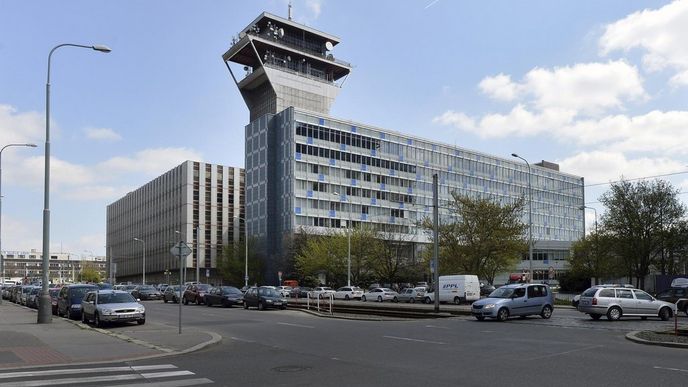 Telekomunikační firma Česká telekomunikační infrastruktura (CETIN) se chce přibližně za rok odstěhovat ze sídla v Olšanské ulici na pražském Žižkově (na snímku z 20. dubna). Opustit chce nejen administrativní budovu, ale i technologický komplex včetně vysílací věže, která je jednou z dominant Prahy 3. Budova firmě už nevyhovuje z technologického i ekonomického hlediska Telekomunikační firma Česká telekomunikační infrastruktura (CETIN) se chce přibližně za rok odstěhovat ze sídla v Olšanské ulici na pražském Žižkově (na snímku z 20. dubna). Opustit chce nejen administrativní budovu, ale i technologický komplex včetně vysílací věže, která je jednou z dominant Prahy 3. Budova firmě už nevyhovuje z technologického i ekonomického hlediska