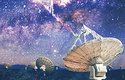 2019 • Pouhé tisíciny sekundy trvají rádiové signály přicházející z galaxie 1,5 mi liar dy let vzdálené. Kanadští astronomové se domníva jí, že jde o projevy pulzaru, tedy neutronové hvězdy