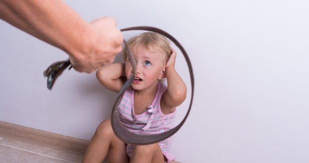 Většina českých rodičů děti bije. Může to spustit duševní problémy