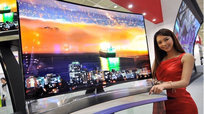 LG představila revoluční ultratenkou televizi. Při uhlopříčce 150 centimetrů váží jen 1,9 kilogramu