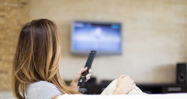 Dívat se na televizi je „out“, lidé se přesouvají na internet. A co poplatky?