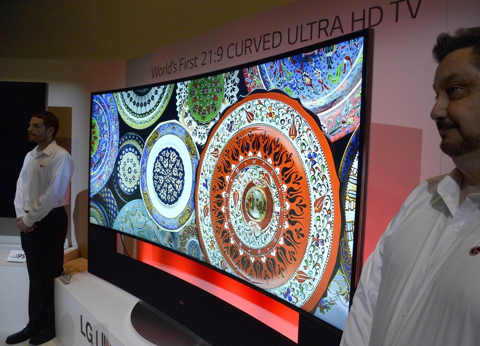 Společnost LG ukázala i zakřivenou televizi s úhlopříčkou 274 cm a poměrem stran 21:9. Je první svého druhu.