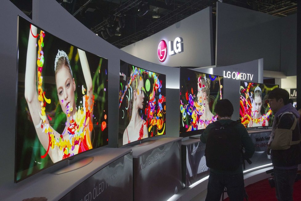 LG dle vystavených televizorů na CES 2014 zakřiveným obrazovkám rozhodně věří.