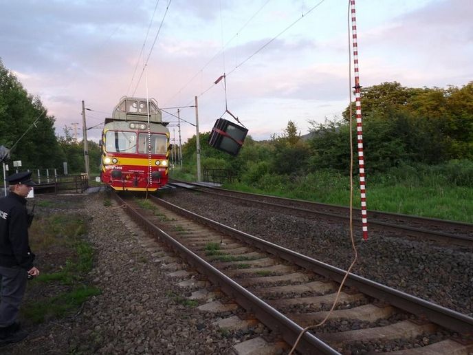 Televizor pověšený nad tratí