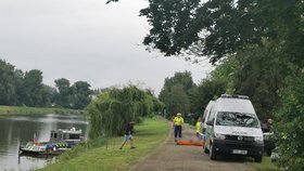 V řece u Kostelce nad Labem plavalo tělo.