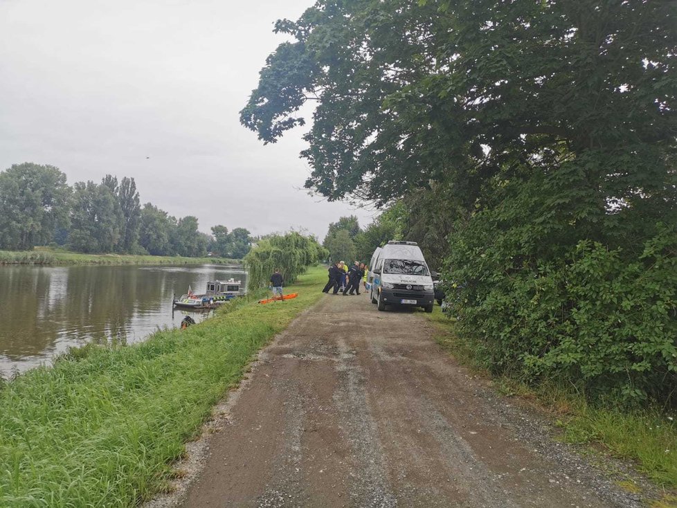 V řece u Kostelce nad Labem plavalo tělo.