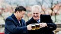 Prezidenti Si Ťin-pching a Miloš Zeman při schůzce v Praze Prezidenti Si Ťin-pching a Miloš Zeman při schůzce v Praze
