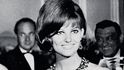 Claudia Cardinalová v roce 1964 s jednou z obřích číší sklárny Moser byla na karlovarském festivalu již světovou hvězdou Claudia Cardinalová v roce 1964 s jednou z obřích číší sklárny Moser byla na karlovarském festivalu již světovou hvězdou