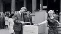 Ministr kultury a informací Miroslav Galuška v červnu 1968 poklepává na základní kámen hotelu Thermal, v srpnu naděje „obrodného procesu“ zhatí sovětské tanky Ministr kultury a informací Miroslav Galuška v červnu 1968 poklepává na základní kámen hotelu Thermal, v srpnu naděje „obrodného procesu“ zhatí sovětské tanky