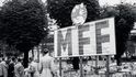 V roce 1950 se program festivalu vešel na jeden panel, ozdobený mírovými holubicemi V roce 1950 se program festivalu vešel na jeden panel, ozdobený mírovými holubicemi