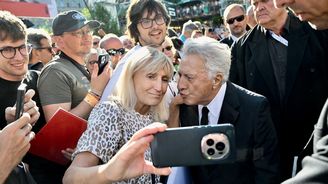 Splněný karlovarský sen: Legendární Dustin Hoffman rozplakal Velký sál a splnil slib fanouškovi2 Splněný karlovarský sen: Legendární Dustin Hoffman rozplakal Velký sál a splnil slib fanouškovi2