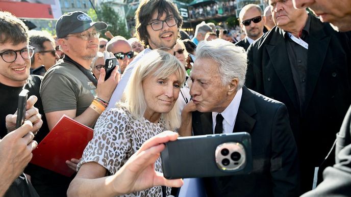 S novináři se Dustin Hoffman bavit nechtěl, ale fanouškům se věnoval příkladně S novináři se Dustin Hoffman bavit nechtěl, ale fanouškům se věnoval příkladně