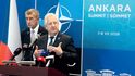 Andrej Babiš a ministr obrany Jaromír Zůna na summitu NATO v Ankaře. Co tam Zůna vlastně dělal? Andrej Babiš a ministr obrany Jaromír Zůna na summitu NATO v Ankaře. Co tam Zůna vlastně dělal?