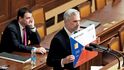 „Vláda chce použít kreditku, kterou může přečerpat. Může pomocí této kreditky nasekat obří dluhy, u kterých se bude tvářit, že neexistují, což samozřejmě není pravda. Náš rating se zhorší, akorát vláda bude tvrdit, že oficiálně dluhy nemá,“ prohlašoval Hřib u pultíku. „Vláda chce použít kreditku, kterou může přečerpat. Může pomocí této kreditky nasekat obří dluhy, u kterých se bude tvářit, že neexistují, což samozřejmě není pravda. Náš rating se zhorší, akorát vláda bude tvrdit, že oficiálně dluhy nemá,“ prohlašoval Hřib u pultíku.