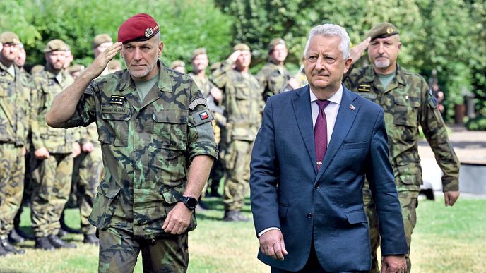 Generálporučík Miroslav Hlaváč a ministr obrany Jaromír Zůna (nominovaný za SPD) Generálporučík Miroslav Hlaváč a ministr obrany Jaromír Zůna (nominovaný za SPD)
