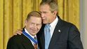 Americký prezident George Bush ocenil Václava Havla v roce 2003 nejvyšším státním vyznamenáním Americký prezident George Bush ocenil Václava Havla v roce 2003 nejvyšším státním vyznamenáním
