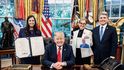 Prezident Donald Trump v Oválné pracovně Bílého domu po podpisu zákona Lindseyho O. Grahama o sankcích proti Rusku a Íránu z roku 2026 Prezident Donald Trump v Oválné pracovně Bílého domu po podpisu zákona Lindseyho O. Grahama o sankcích proti Rusku a Íránu z roku 2026