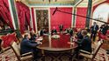 Letos v září Trumpovi vyjednavači v otázkách války na Ukrajině, Jared Kushner (trumpův zeť) a Steve Witkoff (Trumpův dávný kamarád), probírali v Kremlu s Vladimirem Putinem dohodu o možném odkupu obstavených zahraničních aktiv ruské ropné společnosti Lukoil Letos v září Trumpovi vyjednavači v otázkách války na Ukrajině, Jared Kushner (trumpův zeť) a Steve Witkoff (Trumpův dávný kamarád), probírali v Kremlu s Vladimirem Putinem dohodu o možném odkupu obstavených zahraničních aktiv ruské ropné společnosti Lukoil