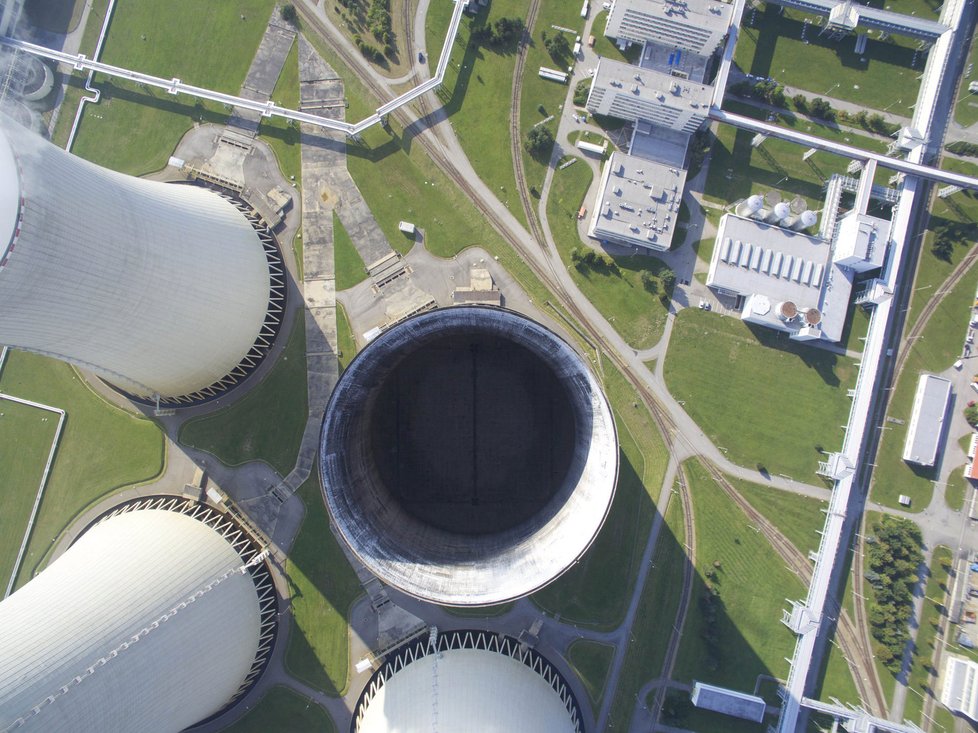Dron pořídil unikátní záběry jaderné elektrárny v Temelíně z výšky 300 metrů.