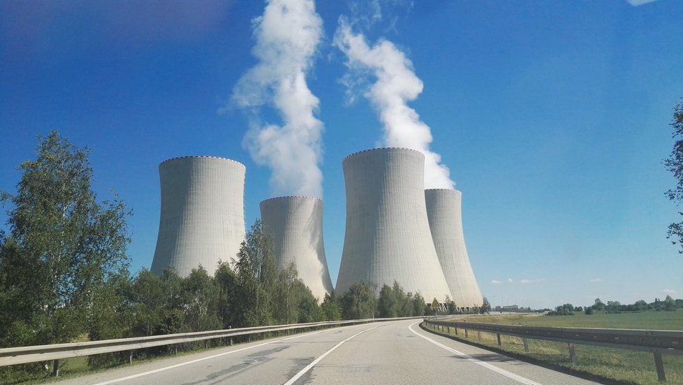 V Jaderné elektrárně Temelín jsou čtyři chladicí věže.