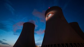 Údajně největší videomaping v Česku, to představují oči, které se dívaly z chladících věží jaderné elektrárny Temelín.