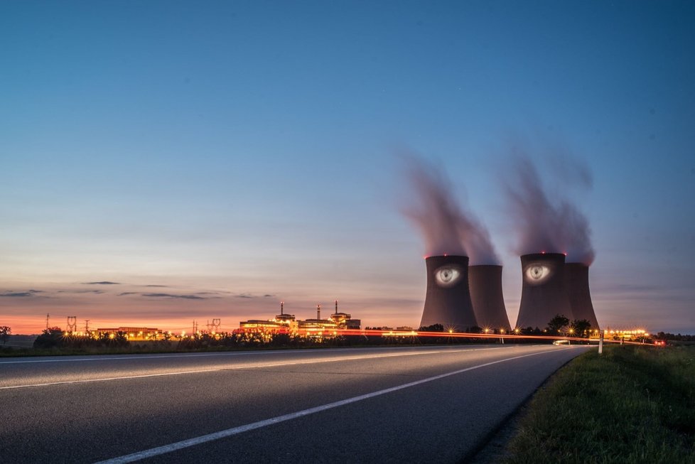 Obří oči, které občas mrkaly, se objevily na chladicích věžích jaderné elektrárny Temelín. Umělecký projekt byl součástí akce Umění ve městě, která se konala na jihu Čech.