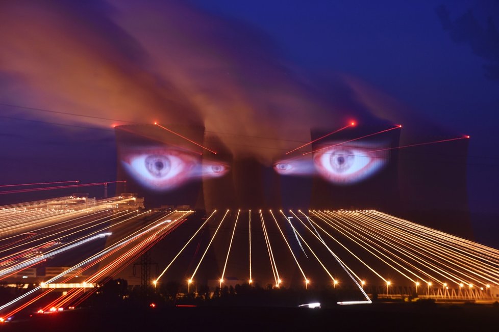 Obří oči, které občas mrkaly, se objevily na chladicích věžích jaderné elektrárny Temelín. Umělecký projekt byl součástí akce Umění ve městě, která se konala na jihu Čech.