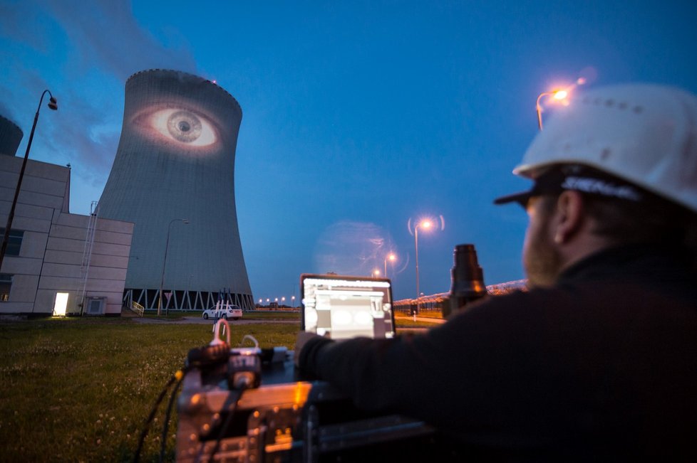 Obří oči, které občas mrkaly, se objevily na chladicích věžích jaderné elektrárny Temelín. Umělecký projekt byl součástí akce Umění ve městě, která se konala na jihu Čech.