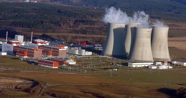 Celkový pohled na Jadernou elektrárnu Temelín vynikne při leteckém snímku. Reaktorové haly jsou úplně vlevo, mají kupolovité střechy.