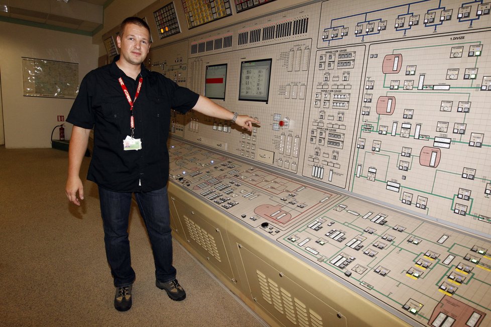 Červené tlačítko, které ukazuje Tomáš Hubálek, odstaví reaktor za tři vteřiny