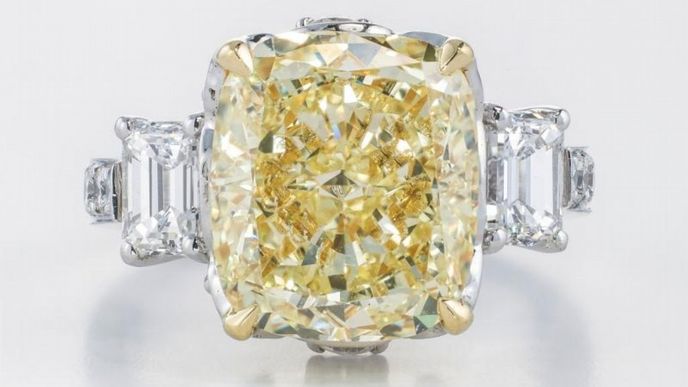 Téměř pět milionů korun zaplatil kupec za ručně vyrobený prsten s přírodně žlutým diamantem, jehož výroba na zakázku trvala jeden měsíc.