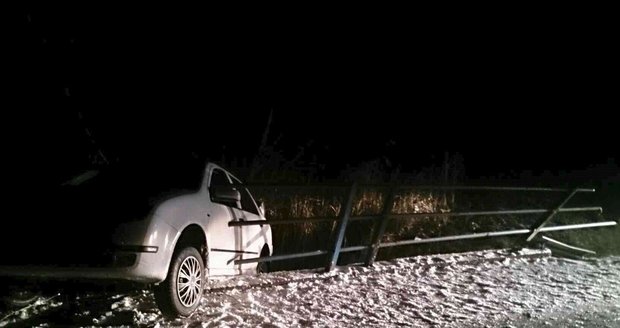 V Těmicích skončilo auto kvůli ledovce v příkopu.