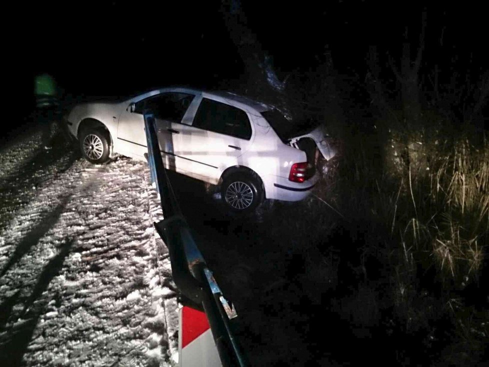 V Těmicích skončilo auto kvůli ledovce v příkopu.