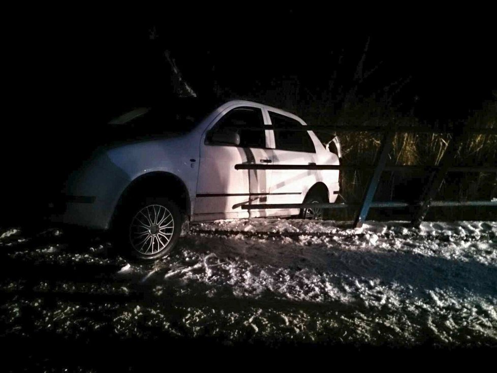 V Těmicích skončilo auto kvůli ledovce v příkopu.