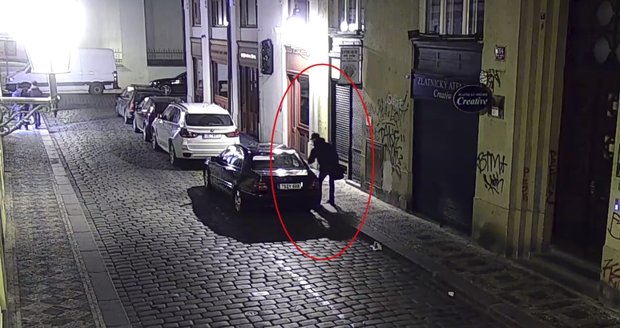 Muž 6. března vykradl mercedes v Praze 1 a zmizel. Hledá ho policie.