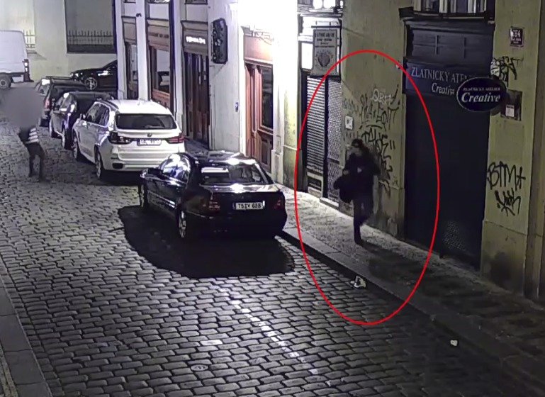 Muž 6. března vykradl mercedes v Praze 1 a zmizel. Hledá ho policie.