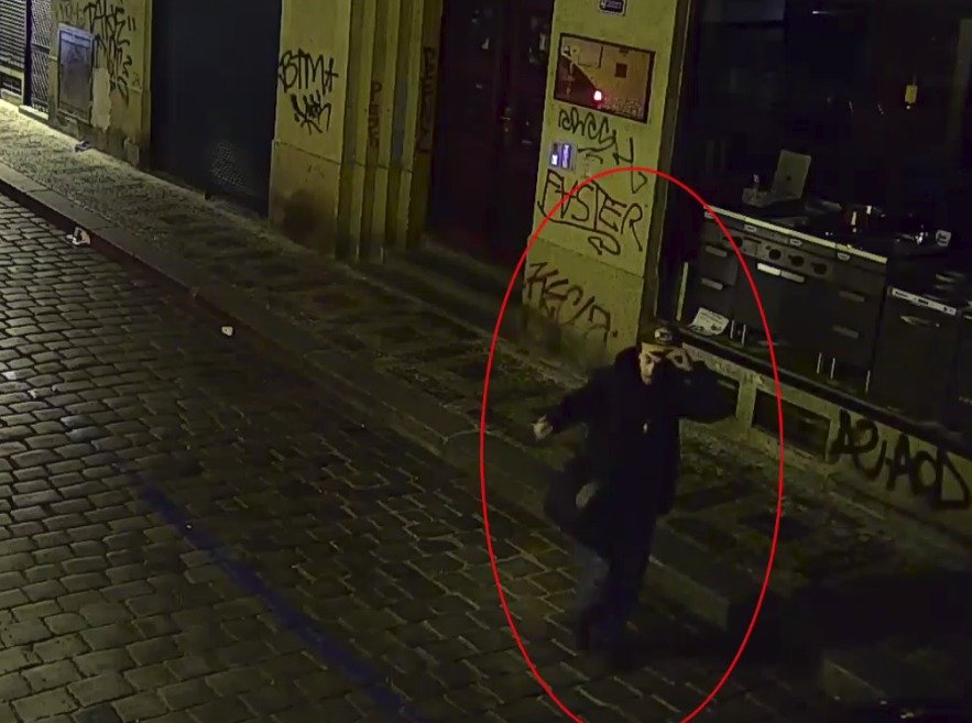 Muž 6. března vykradl mercedes v Praze 1 a zmizel. Hledá ho policie.