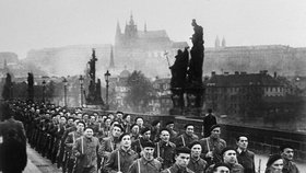 Z brněnské Zbrojovky byla do Prahy přivezena zásoba pušek a munice pro vyzbrojení dalších oddílů Lidových milicí