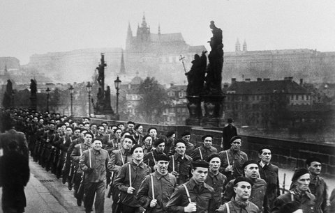 Sliby míru a pak krutovláda: Komunistický převrat v Československu jako smutná paralela k Ukrajině?