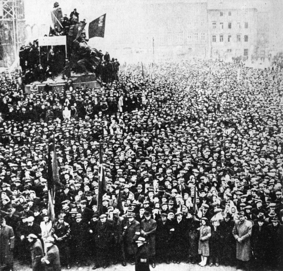 Manifestace na podporu KSČ se účastnilo asi 40 000 osob.