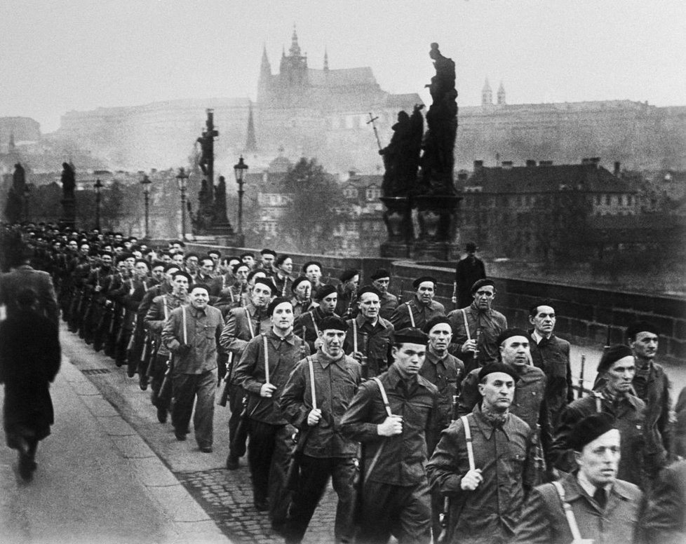 Z brněnské Zbrojovky byla do Prahy přivezena zásoba pušek a munice pro vyzbrojení dalších oddílů Lidových milicí.