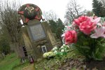 Hrob s pomníkem sovětskému "hrdinovi", který zavraždil hraběte ve Sloupu v Čechách