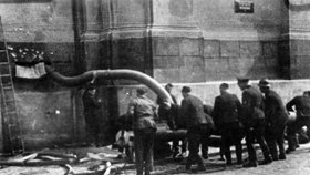 Nacisté se parašutisty za pomocí pražských hasičů pokusili vyplavit, voda ale z krypty unikala a uvnitř tak bylo pouze asi 90 cm.