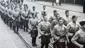 Průvod I. pohotovostního pluku Národní bezpečnosti ulicemi Ústí nad Labem, 29. 7. 1945