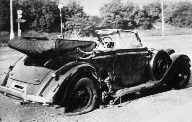 Heydrichův vůz po atentátu