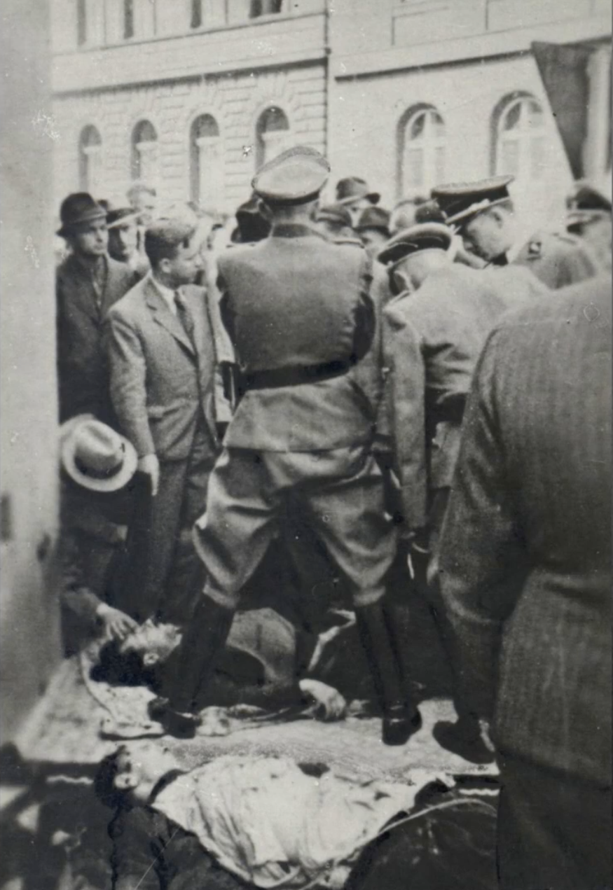 S těly se pak vítězoslavně vyfotil K. H. Frank a pro německé důstojníky&nbsp;byly jako občerstvení připraveny obložené chlebíčky a koňak...