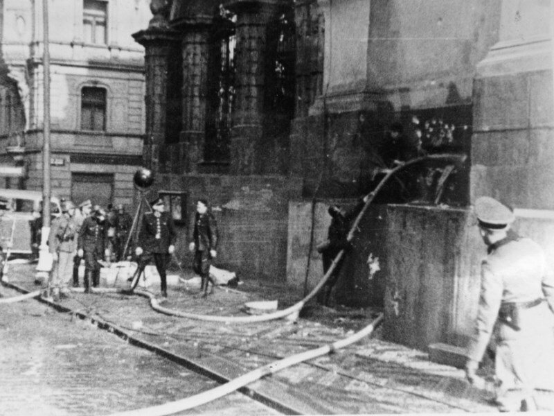 Nacisté se parašutisty za pomocí pražských hasičů pokusili vyplavit, voda ale z krypty unikala a uvnitř tak bylo pouze asi 90 cm.