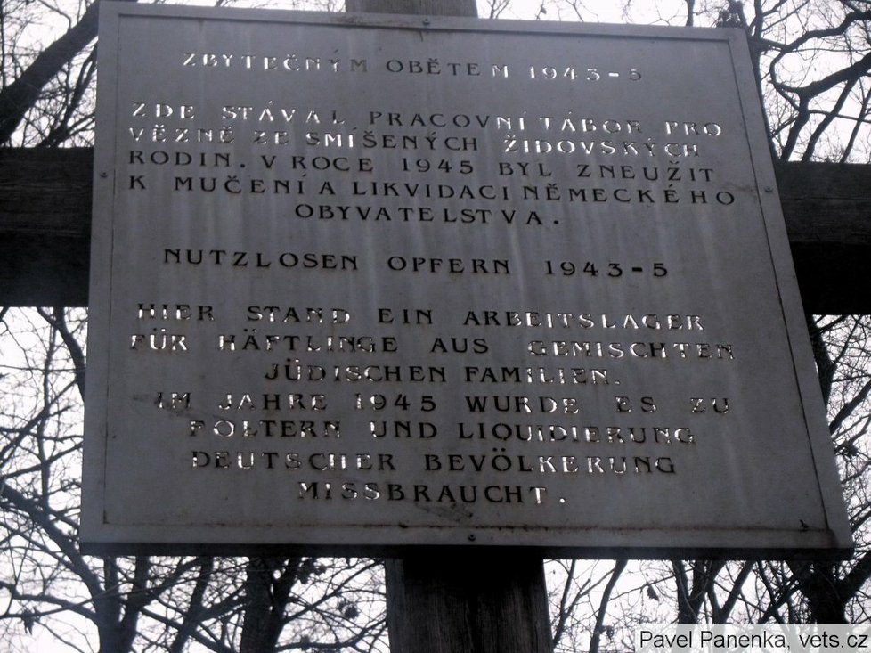 V Postoloprtech se o masakru nemluví. V místech, kde k vraždám došlo stojí jen skromné připomínky toho, co se zde v roce 1945 stalo.